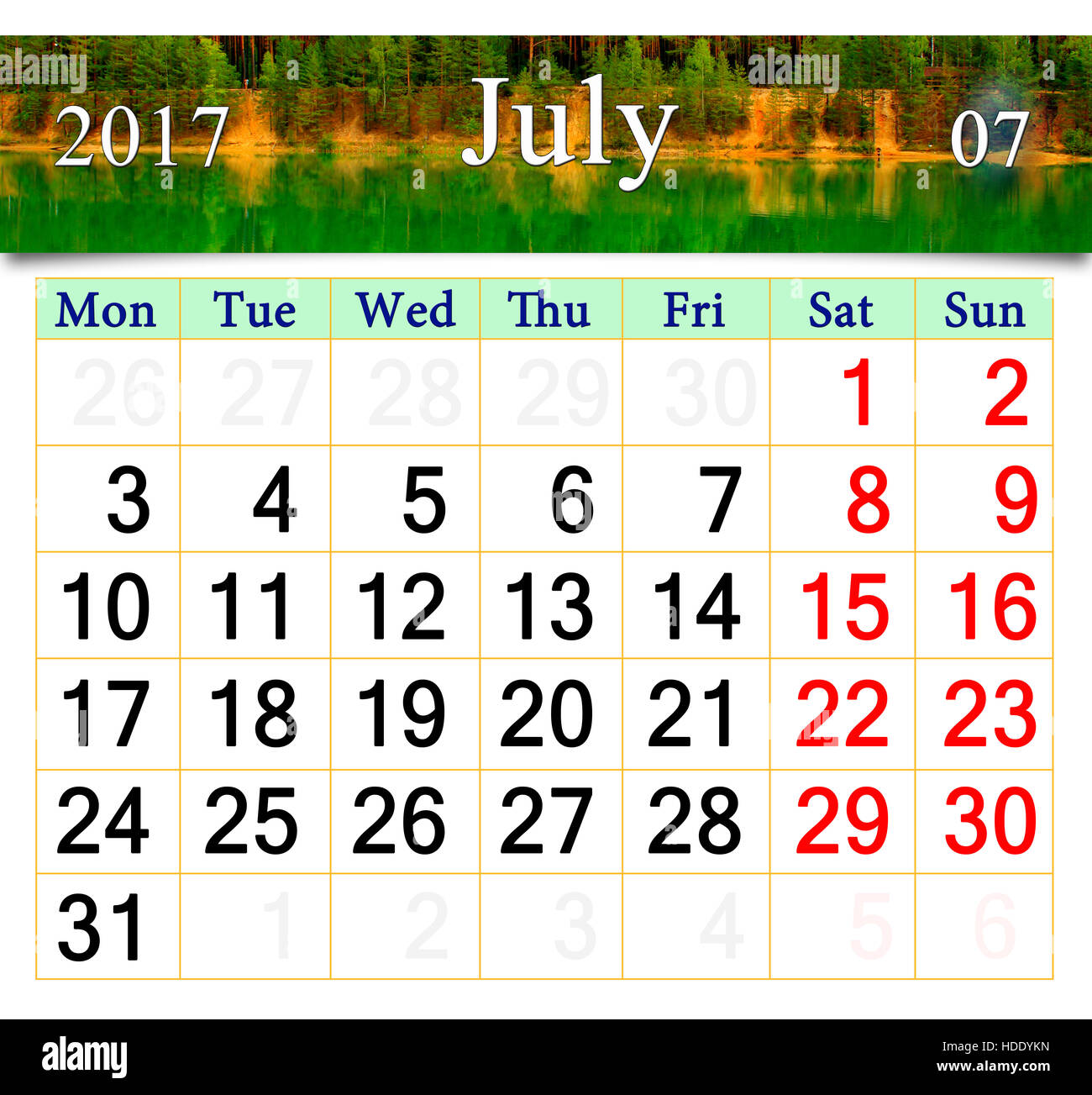 Calendrier pour juillet 2017 sur l'arrière-plan de lake forest. Calendrier pour l'impression et utilisation dans la vie de bureau. Banque D'Images