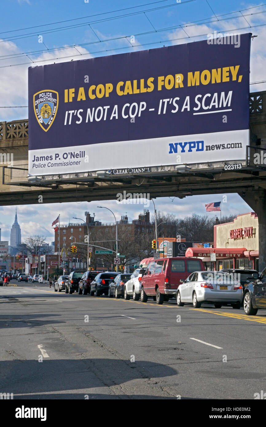 Un panneau sur le Nord de l'Avenue dans le Queens avise les personnes à se méfier des escrocs téléphone pf. Le Woodside, Queens, New York. Banque D'Images