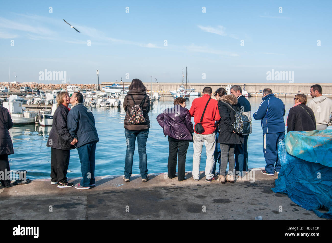 Groupe de personnes regardant un gros thon dans le port de l'Escala, Costa Brava, Catalogne Banque D'Images