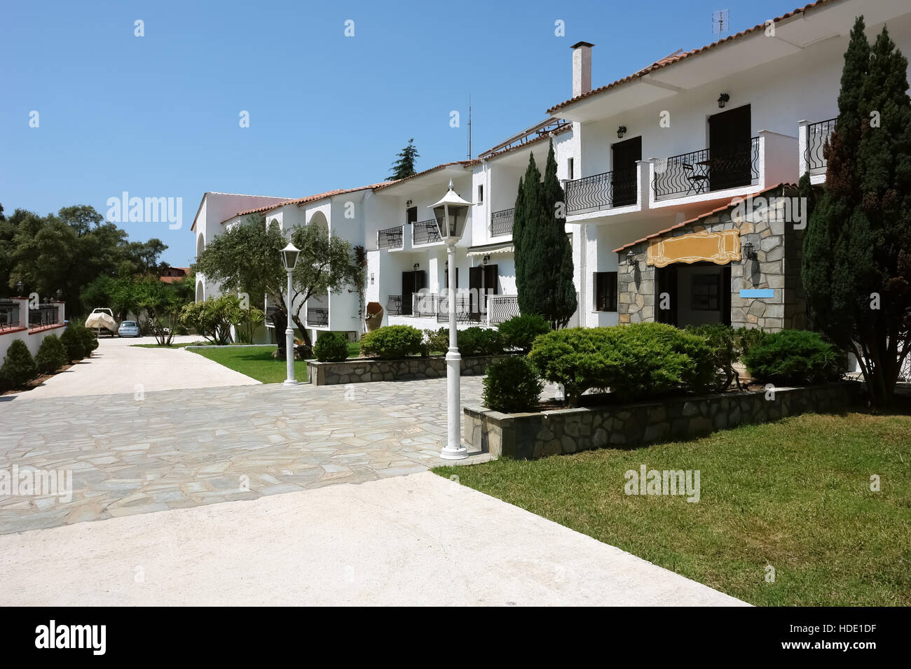 Parga, GRÈCE - 10 mai 2013 : Élégante, bâtiment blanc moderne avec balcon et vue sur jardin dans petite ville,côte de Mer Ionienne Banque D'Images