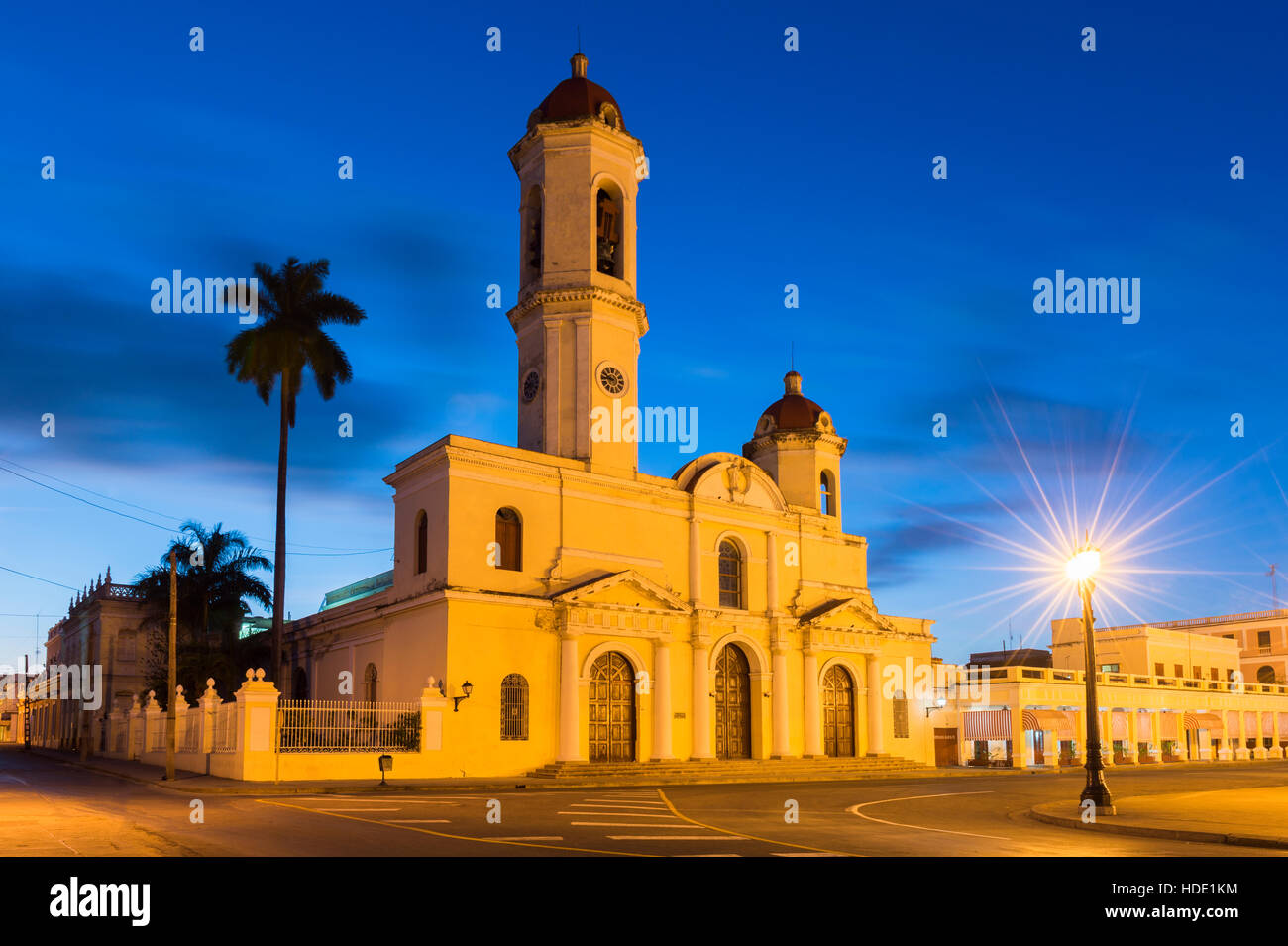 Catedral de la Purisima Concepcion la nuit, Cienfuegos, Site du patrimoine mondial de l'UNESCO, Cuba, Antilles, Caraïbes. Banque D'Images