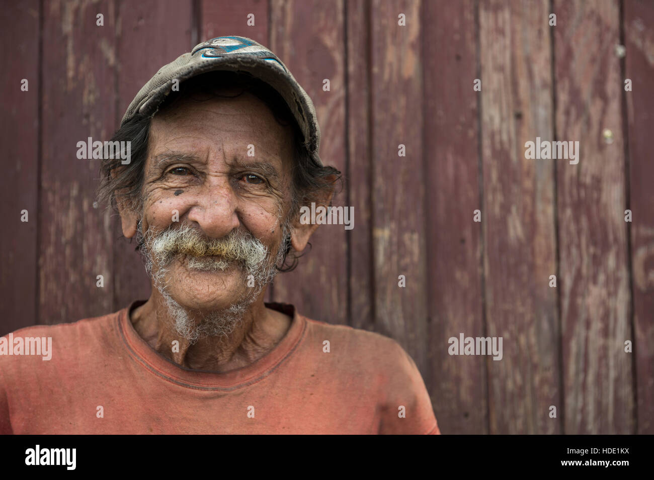 Mâle cubain local smiling pour photographier, Cienfugos, Cuba Banque D'Images