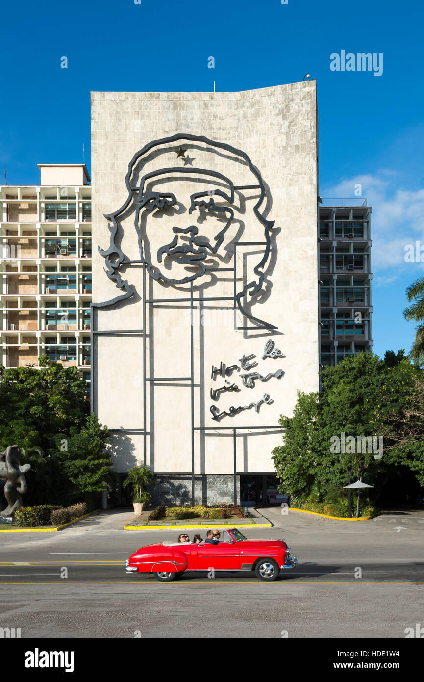 Vieille voiture américaine passant le Che Guevara Artwork sur Ministerio del Interior Building, Plaza de la Révolution, La Havane, Cuba Banque D'Images