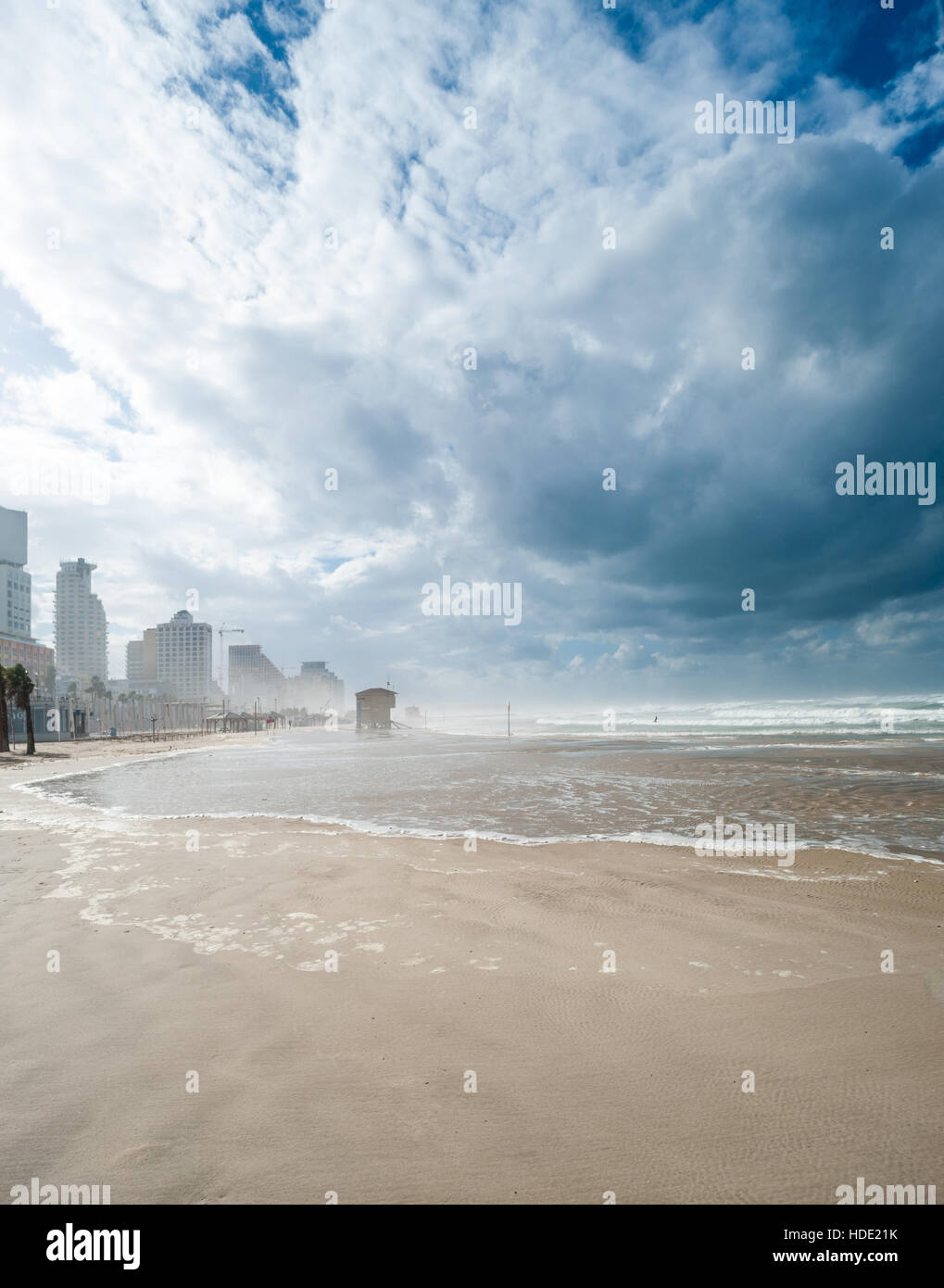 Israël, Tel Aviv, paysage urbain tourné de la plage - Stormy Weather Banque D'Images