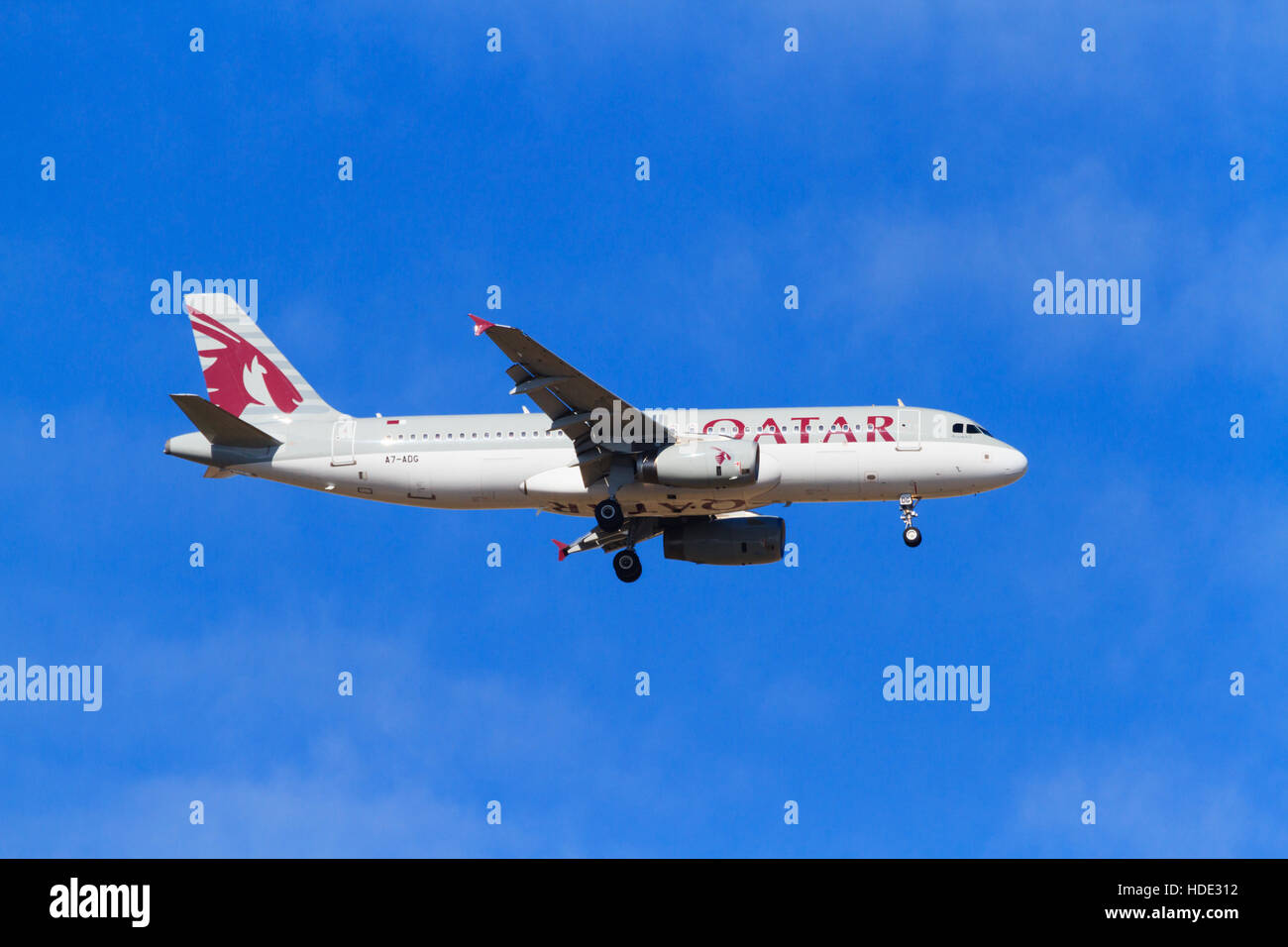 Airbus A320-232 , A7-ADG du Qatar Airline en approche de l'aéroport de Larnaca, Chypre. Banque D'Images