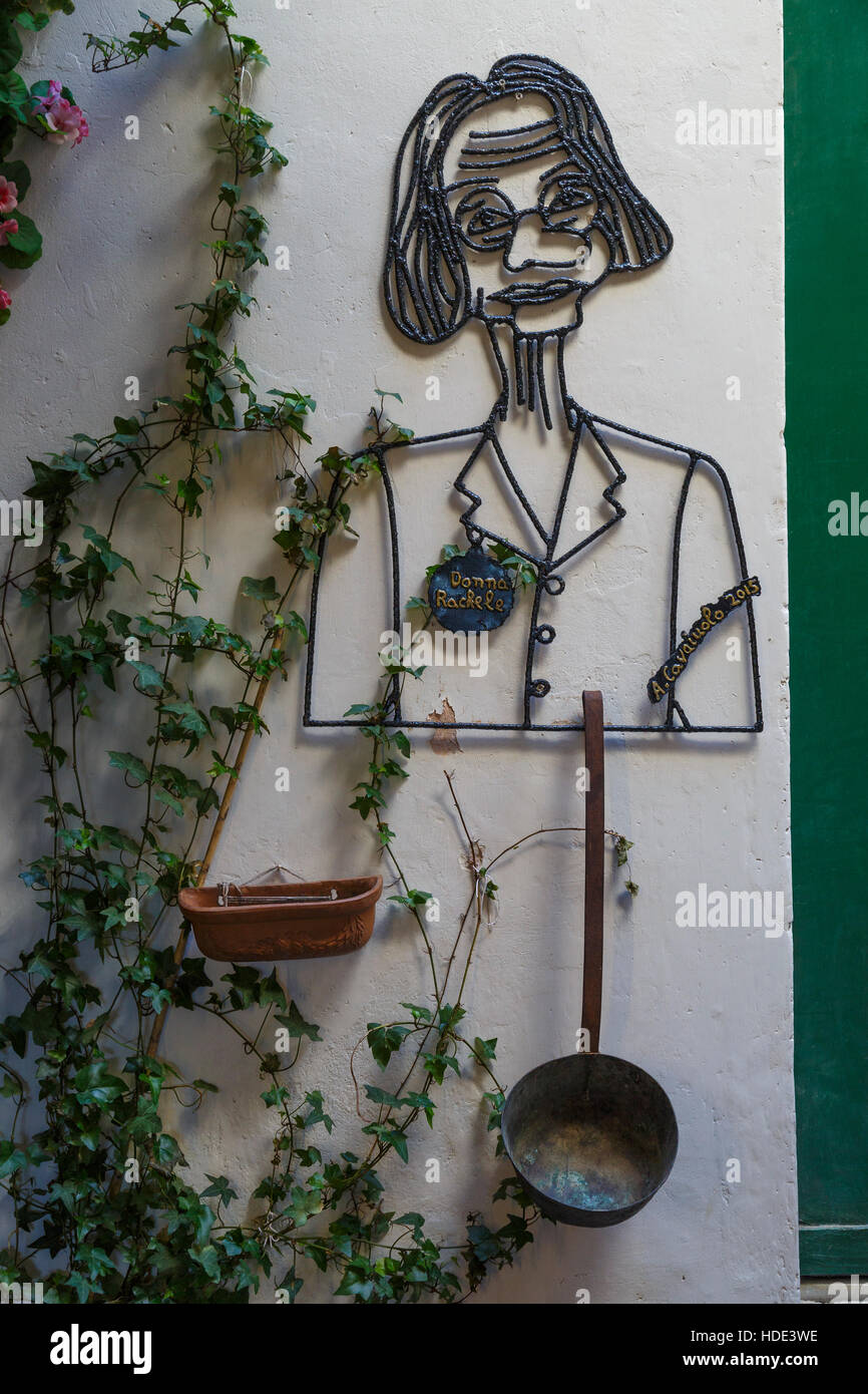 Wall Hanging artwork pour la Rachele Guidi Wine Bar et Restaurant, Via Padre Serafino Cimino, Capri, Campanie, Italie. Banque D'Images