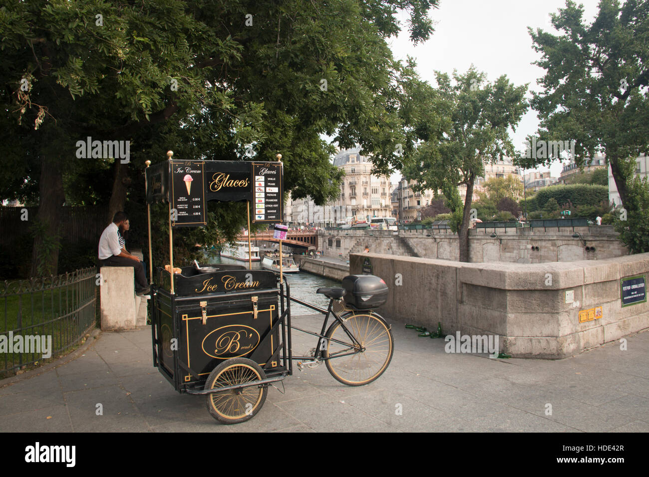 PARIS, FRANCE - 30 septembre 2016 : Ice cream panier sur le côté d'un carré à Paris en France Banque D'Images