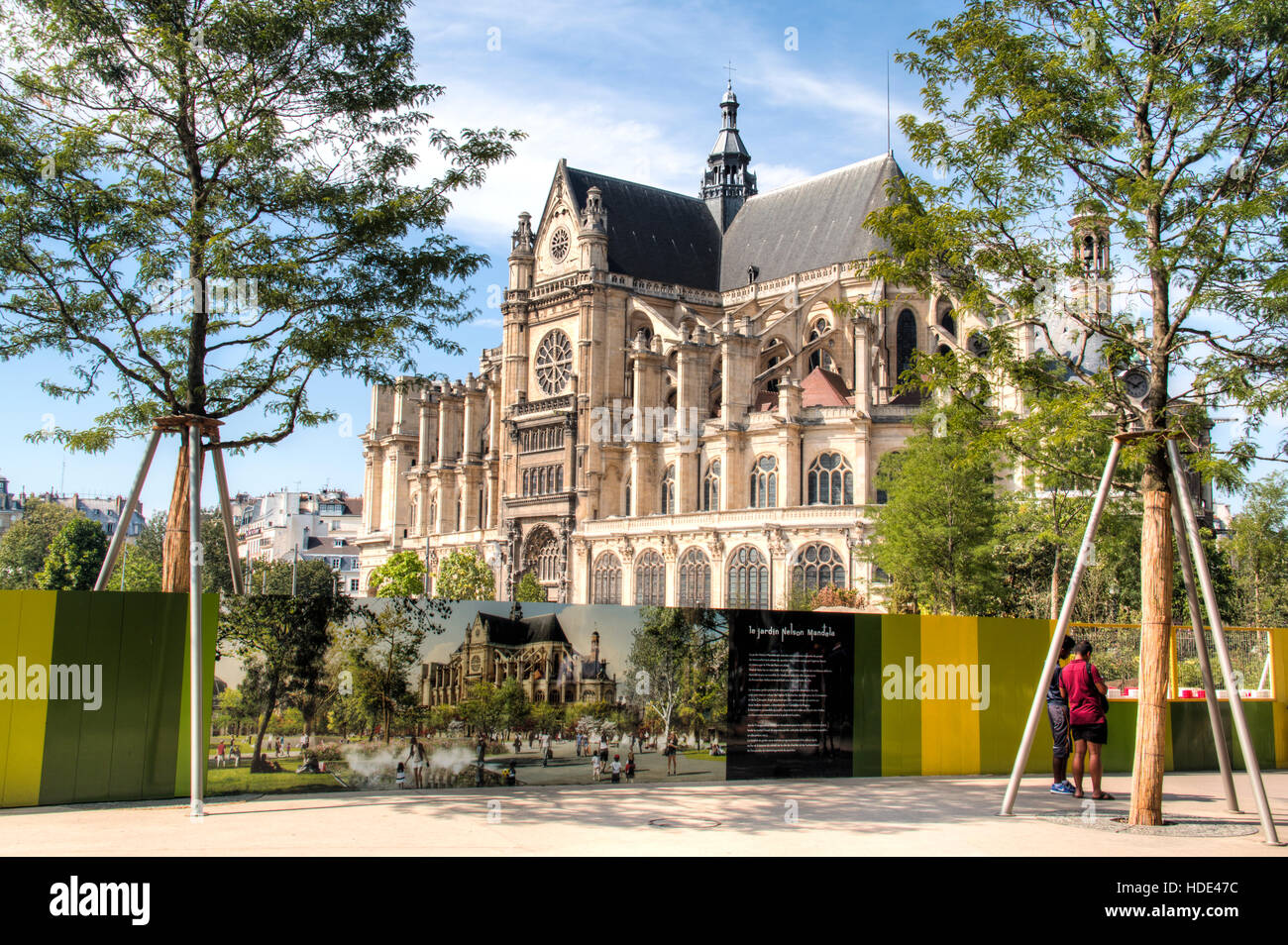 PARIS, FRANCE - 30 septembre 2016 : à l'extérieur du Jardin Nelson Mandela parc à Paris, France Banque D'Images