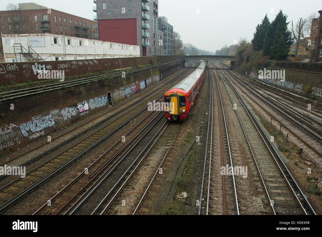 Un train passe par la gare de Clapham Junction dans le sud ouest de Londres aujourd'hui. Banque D'Images