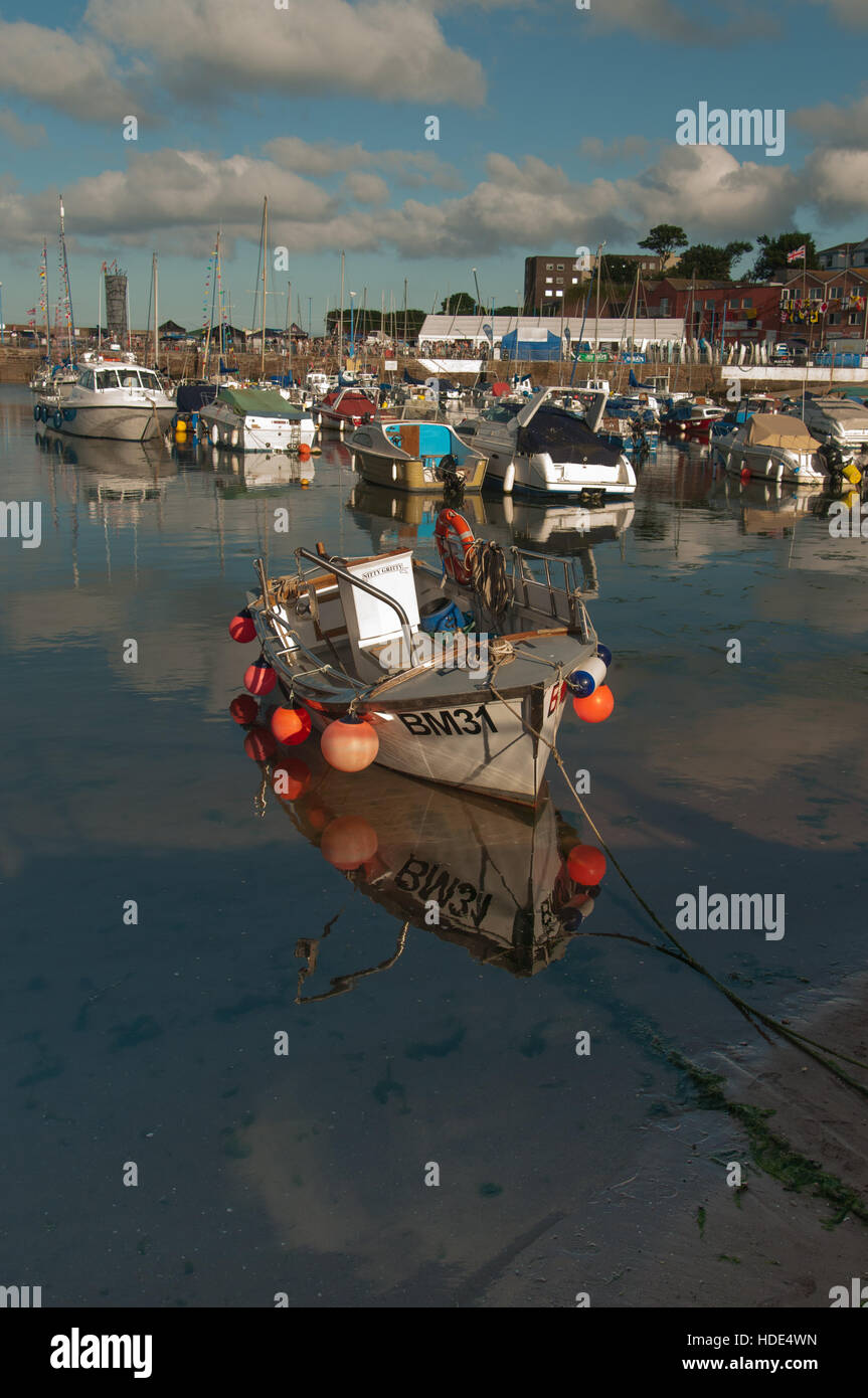 Tous les types de bateaux dans le port. Bateaux de pêche à voile et bateaux de plaisance Banque D'Images