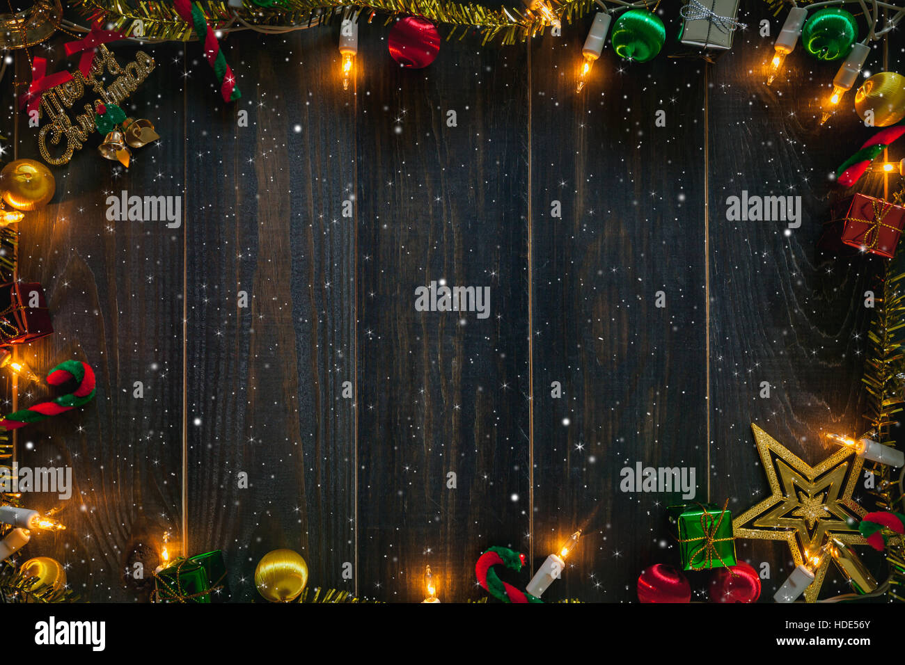 Noël arrière-plan Golden Bell, coffrets cadeaux avec des lumières et copier l'espace sur fond de bois vieux Banque D'Images