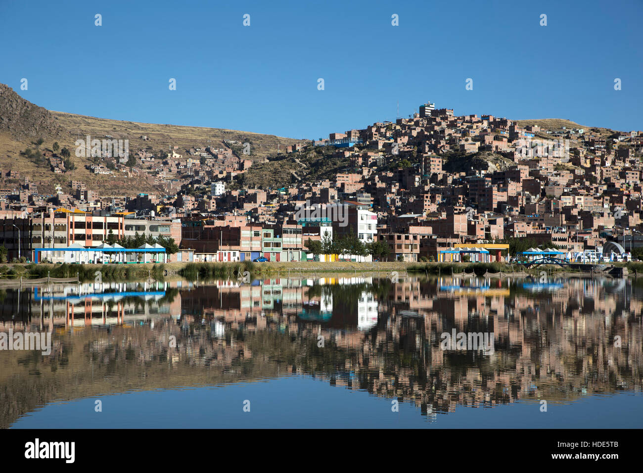 Les bâtiments reflètent sur l'eau, ville de Puno, Lac Titicaca, Pérou Banque D'Images