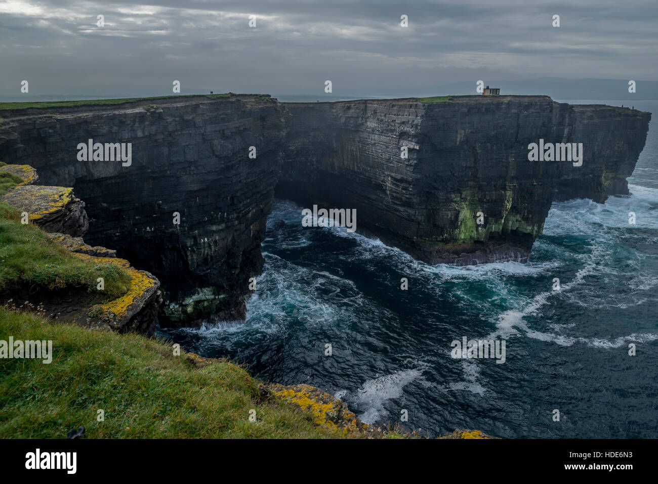 La côte de Downpatrick Head et spectaculaire mer Dun Briste pile solitaire Banque D'Images