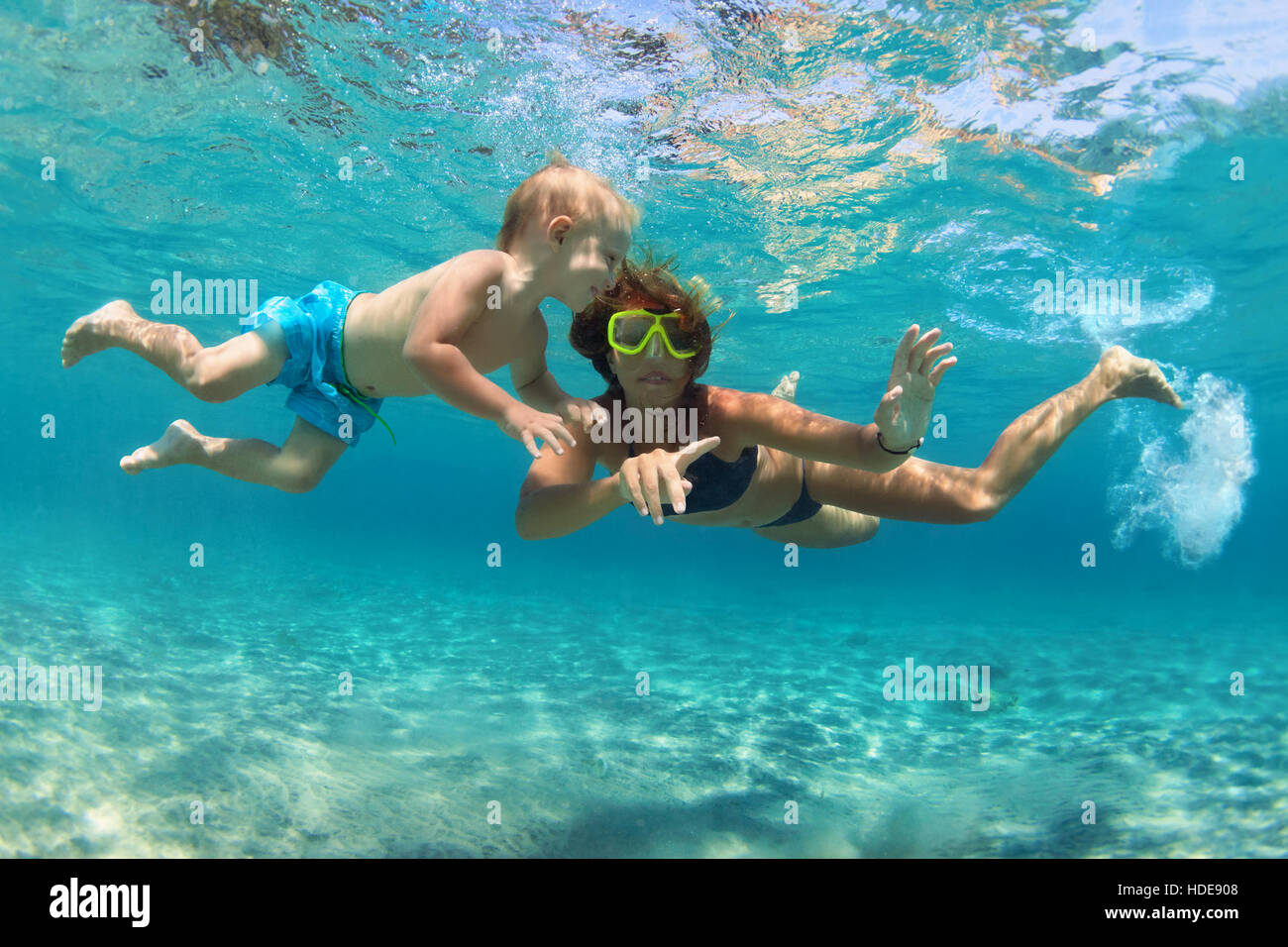 Famille Heureuse Mere Avec Fils Bebe Sous L Eau A La Piscine De Plongee La Mer Mode De Vie Sain Actif Parent Les Gens D Aventure Sport D Eau Photo Stock Alamy