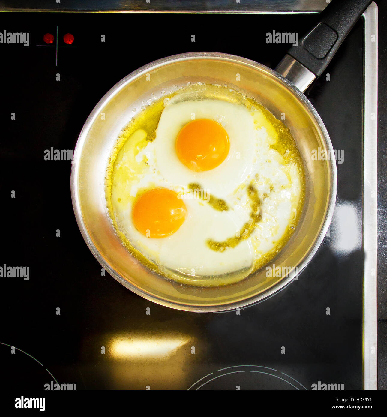 Smiling Happy face petit-déjeuner Œufs frire dans une casserole Banque D'Images