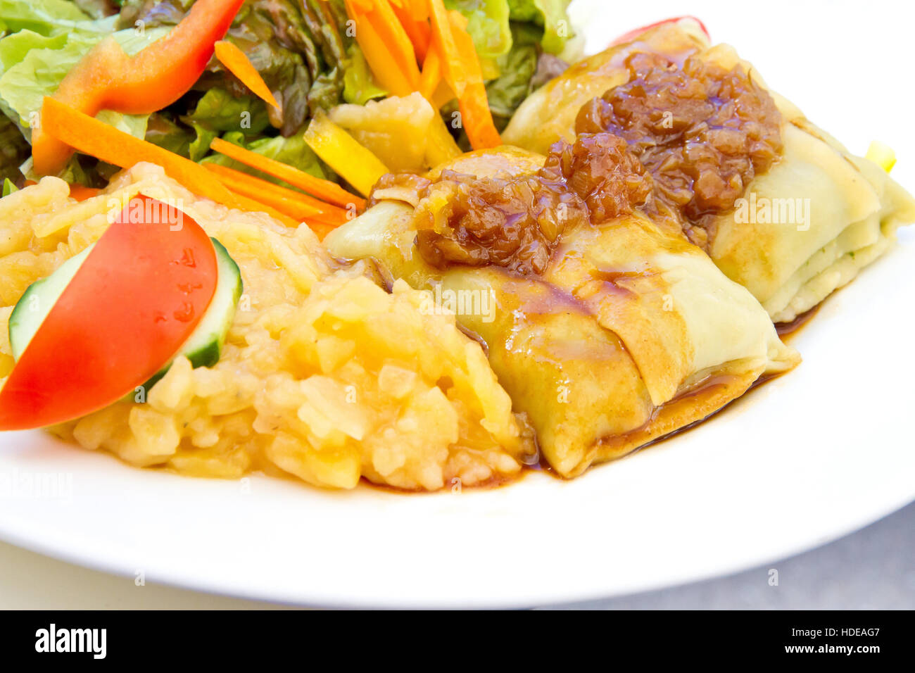 La cuisine allemande : Maultaschen quenelles aux épinards et salade de pommes de terre et de viande Banque D'Images