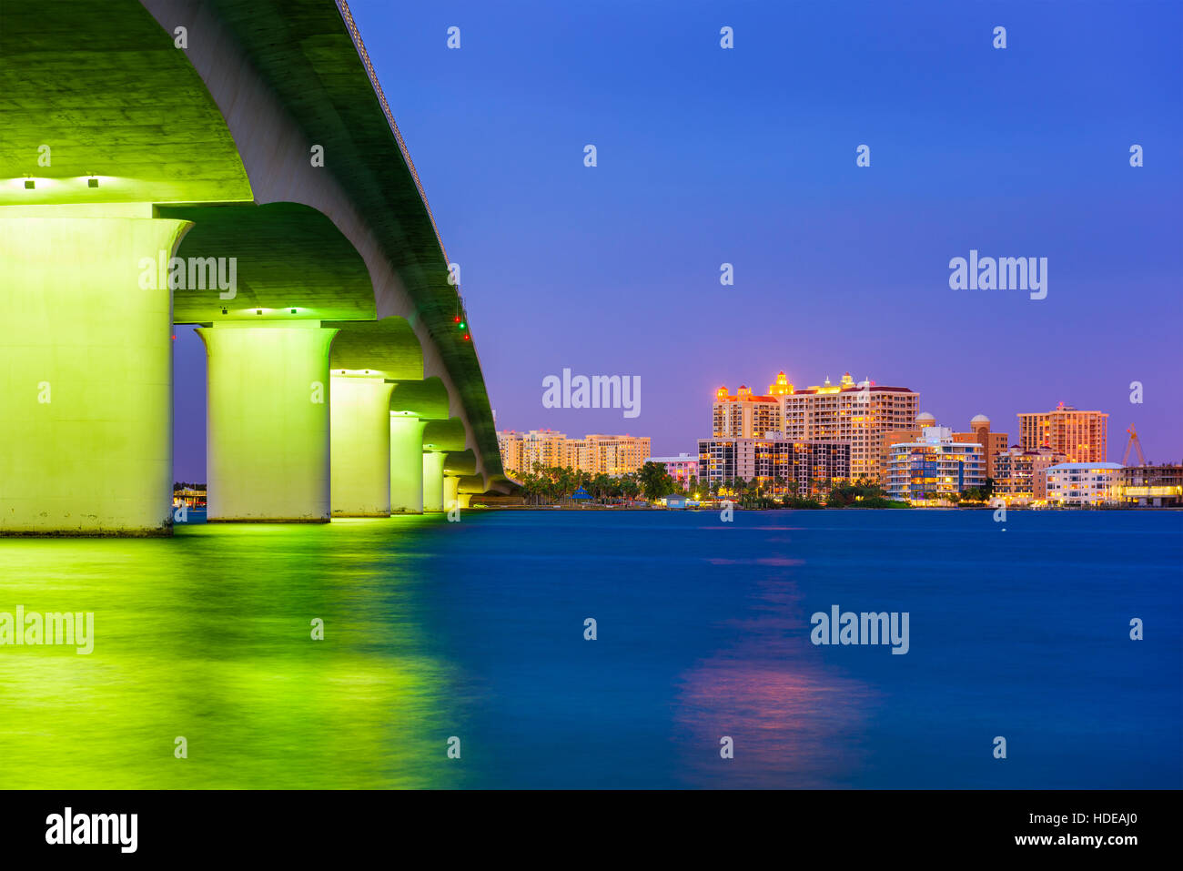 Sarasota, Floride, USA skyline sous le pont. Banque D'Images