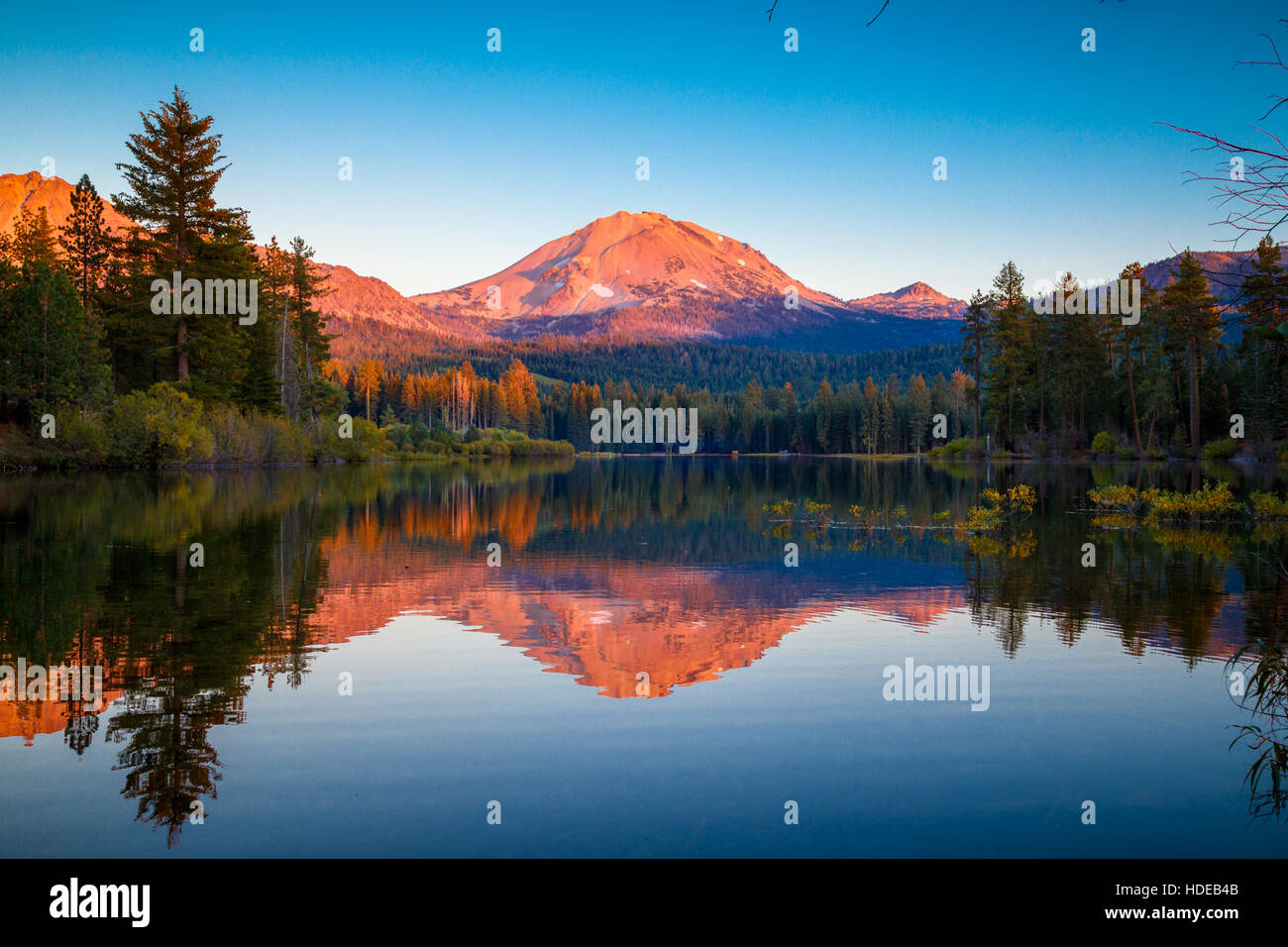 Coucher du soleil à Lassen Peak avec réflexion sur Manzanita Lake, Lassen Volcanic National Park, Californie Banque D'Images