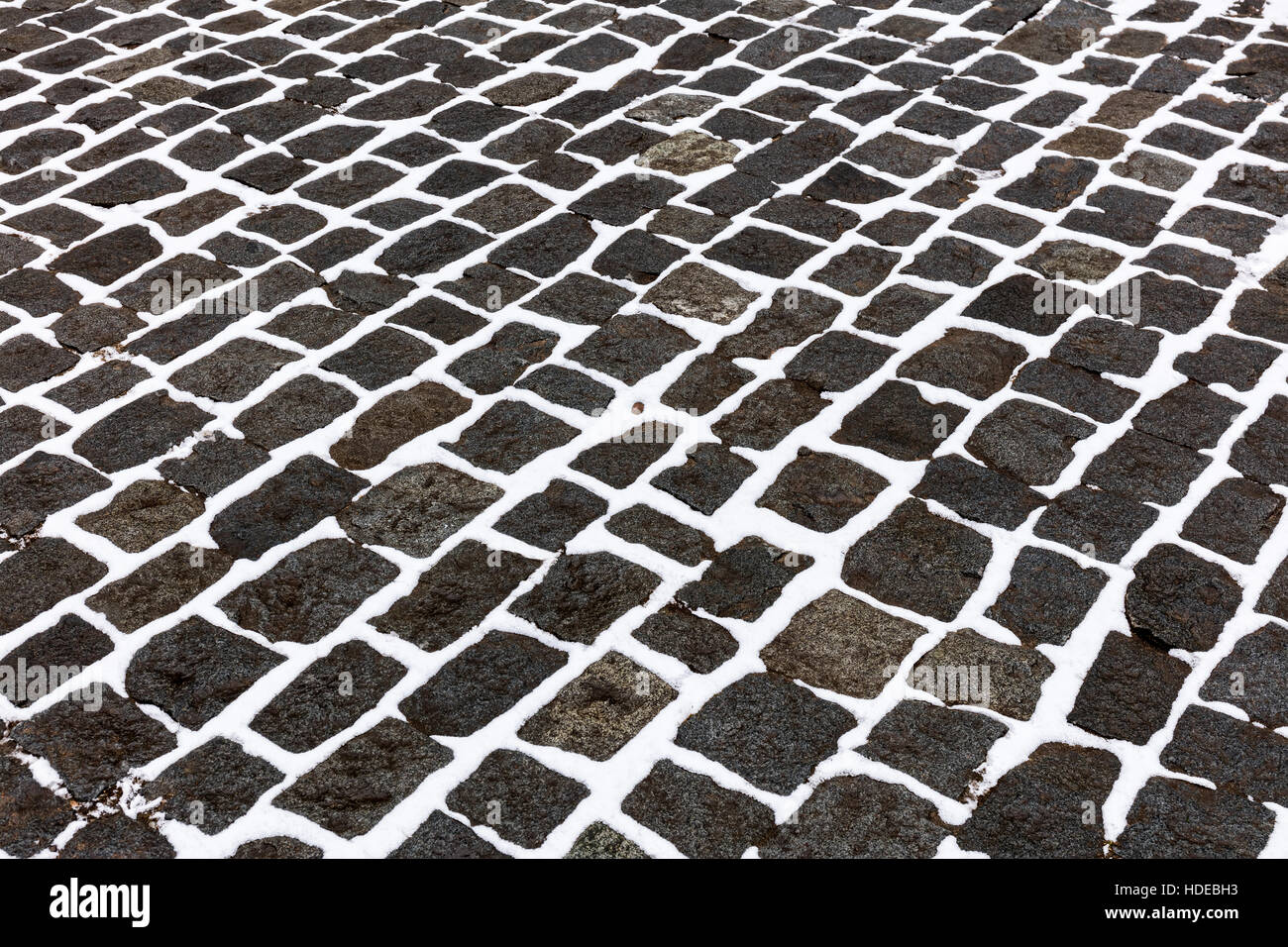 Trottoir de la rue de granit gris avec un motif de surface blanche neige Banque D'Images