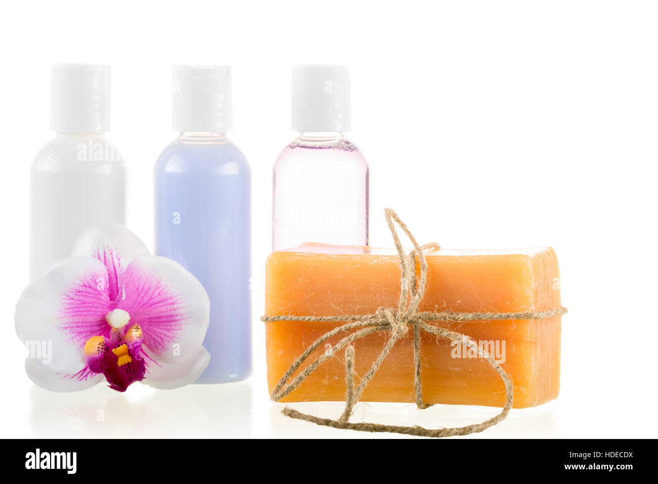 Ensemble de produits cosmétiques et les savons pour les soins du spa isolé Banque D'Images