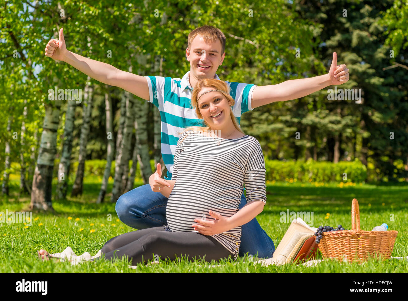 Happy pregnant woman showing Thumbs up geste avec les mains Banque D'Images