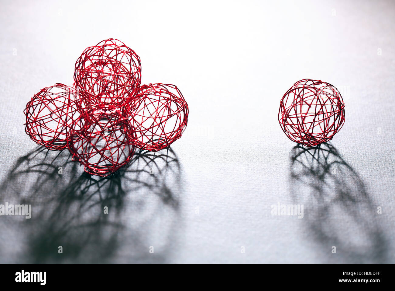 Jeu de boules faites à partir de fil rouge sur fond sombre avec ombre Banque D'Images