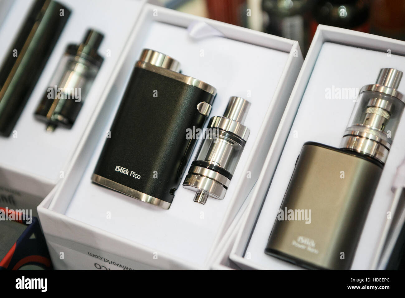 Moscou - 9 décembre 2016 :,Vape International Expo.mod.appareil vaper  populaires vaporisateur moderne e-cig device,pièces de rechange.Nouveau type  de périphérique,micro clair bobine Photo Stock