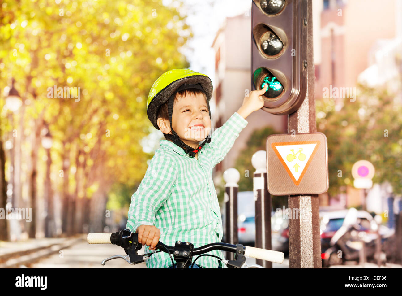 Vélo Garçon sur son vélo et d'apprendre les règles de circulation Banque D'Images