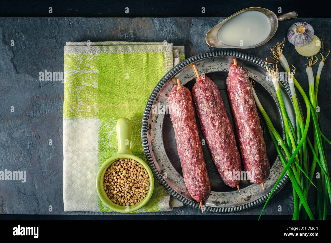 L'assaisonnement de la viande kebab ail yaourt oignon vert sex Banque D'Images