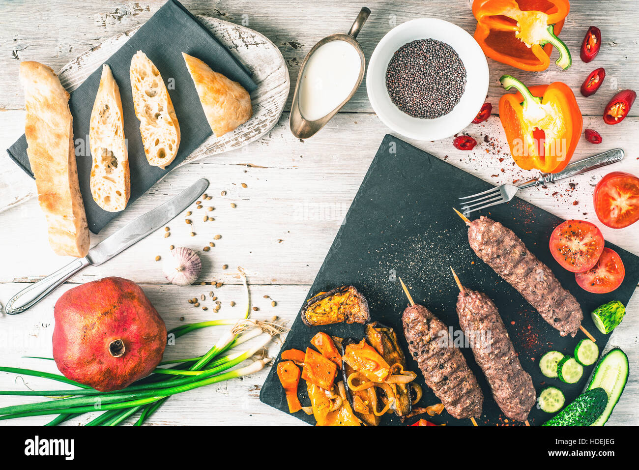 L'assaisonnement de la viande kebab ail yaourt oignon vert sex Banque D'Images L'assaisonnement de la viande kebab ail yaourt oignon vert sex Banque D'Images