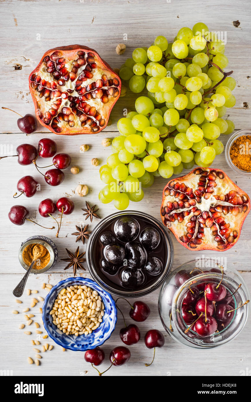 Différents fruits et d'épices sur la table en bois blanc. Concept de fruits orientaux vue supérieure Banque D'Images