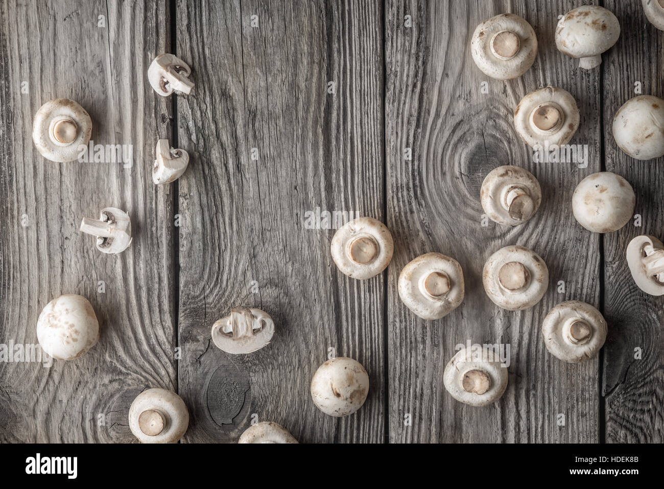 Champignon sur la vieille table en bois Vue de dessus Banque D'Images