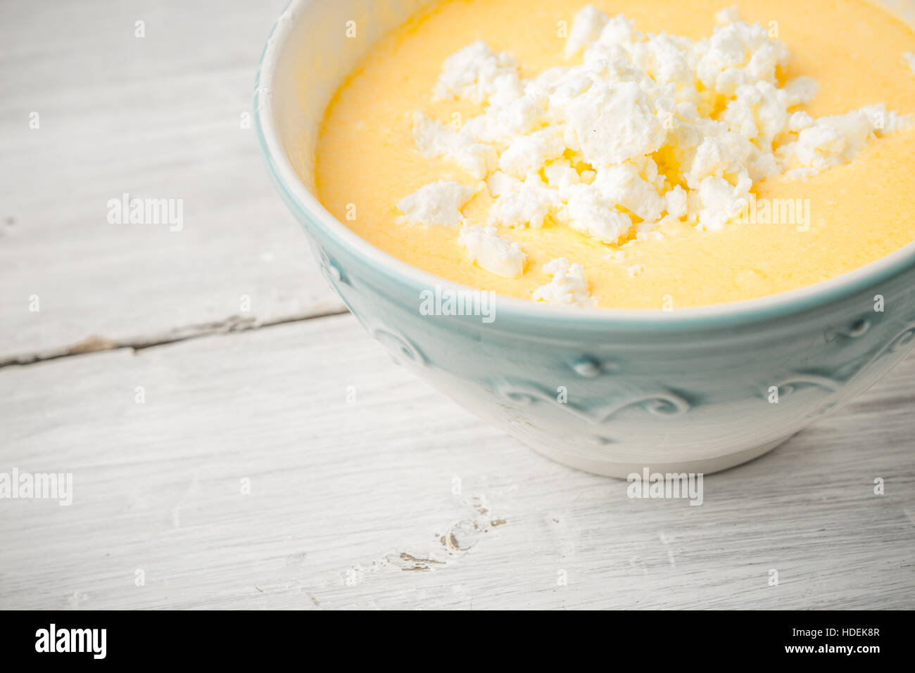 Topping d'oeufs , fromage frais et yaourt dans le bol en céramique Banque D'Images