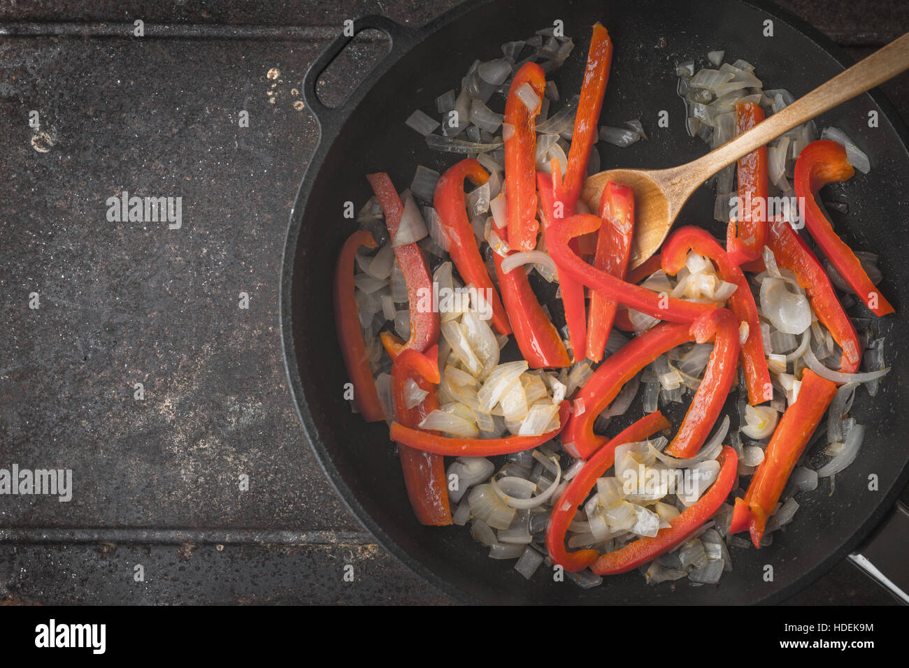 Le poivron et l'oignon à la poêle dans la casserole vue supérieure Photo  Stock - Alamy