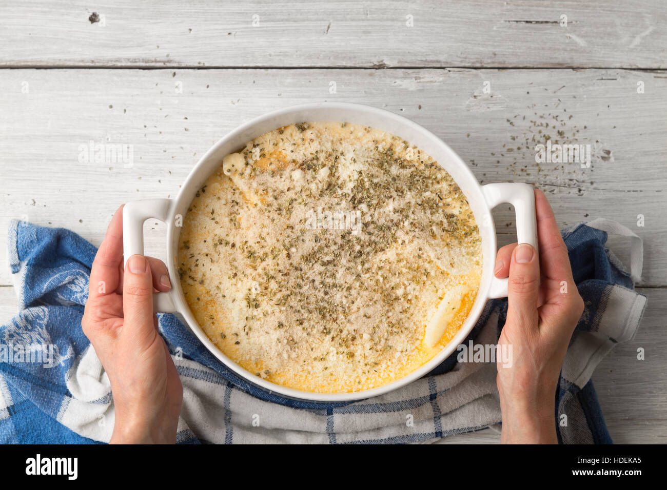 Dans la moussaka brut pan en céramique à la main Vue de dessus Banque D'Images