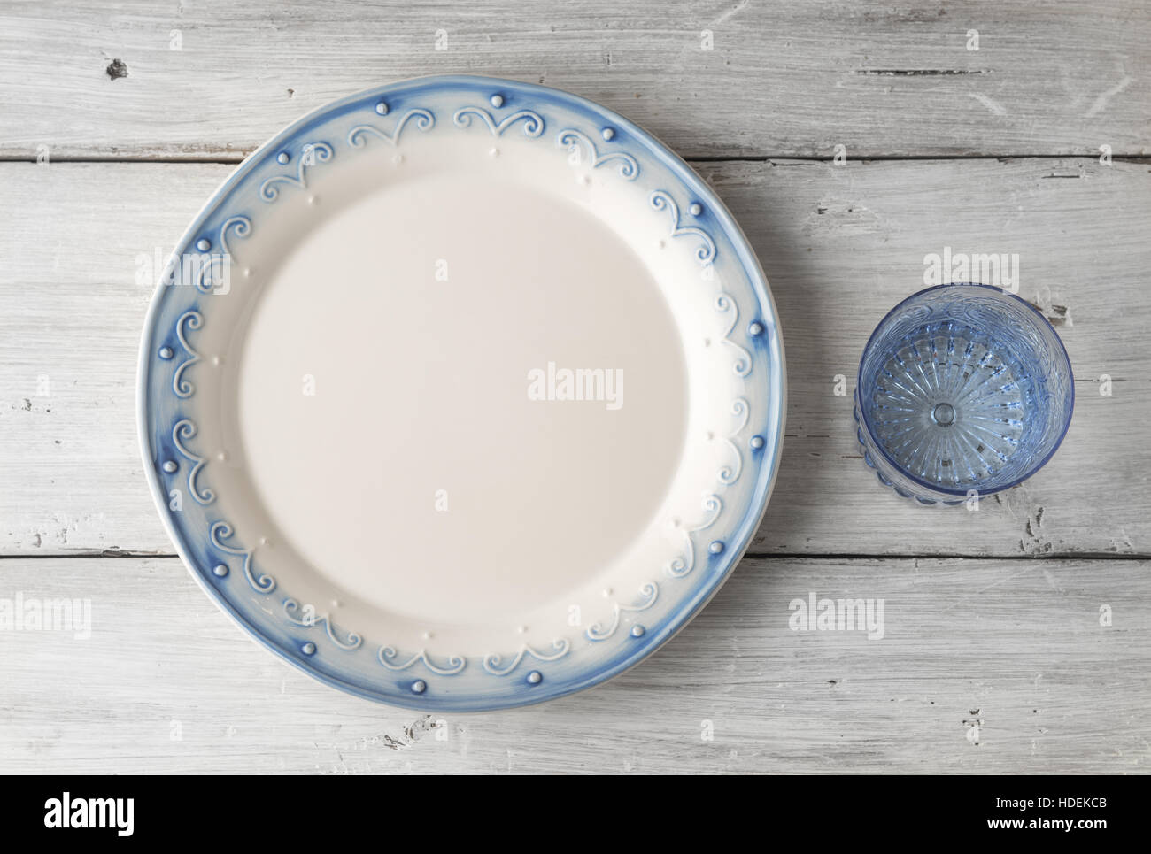 Assiette et le verre sur la table en bois blanc Vue de dessus Banque D'Images