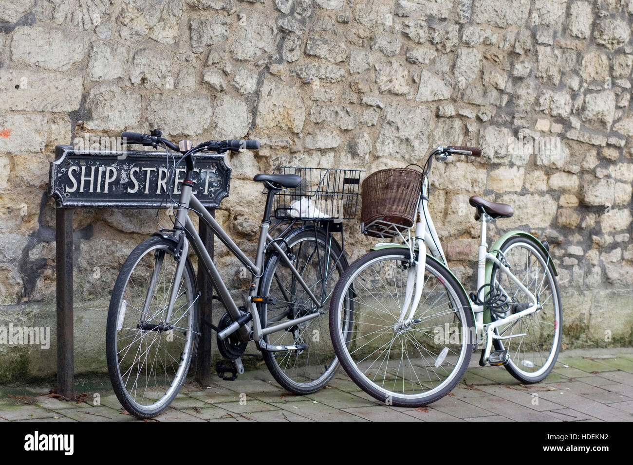 Les vélos enchaînés à la Ship Street sign in Oxford Banque D'Images Les vélos enchaînés à la Ship Street sign in Oxford Banque D'Images