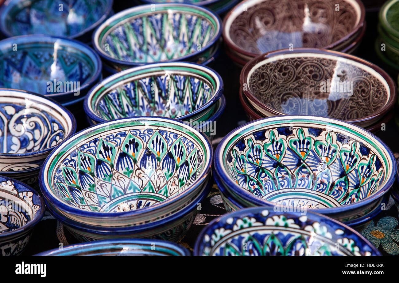 Vaisselle en céramique traditionnelle dans un marché de rue, de  l'Ouzbékistan Photo Stock - Alamy