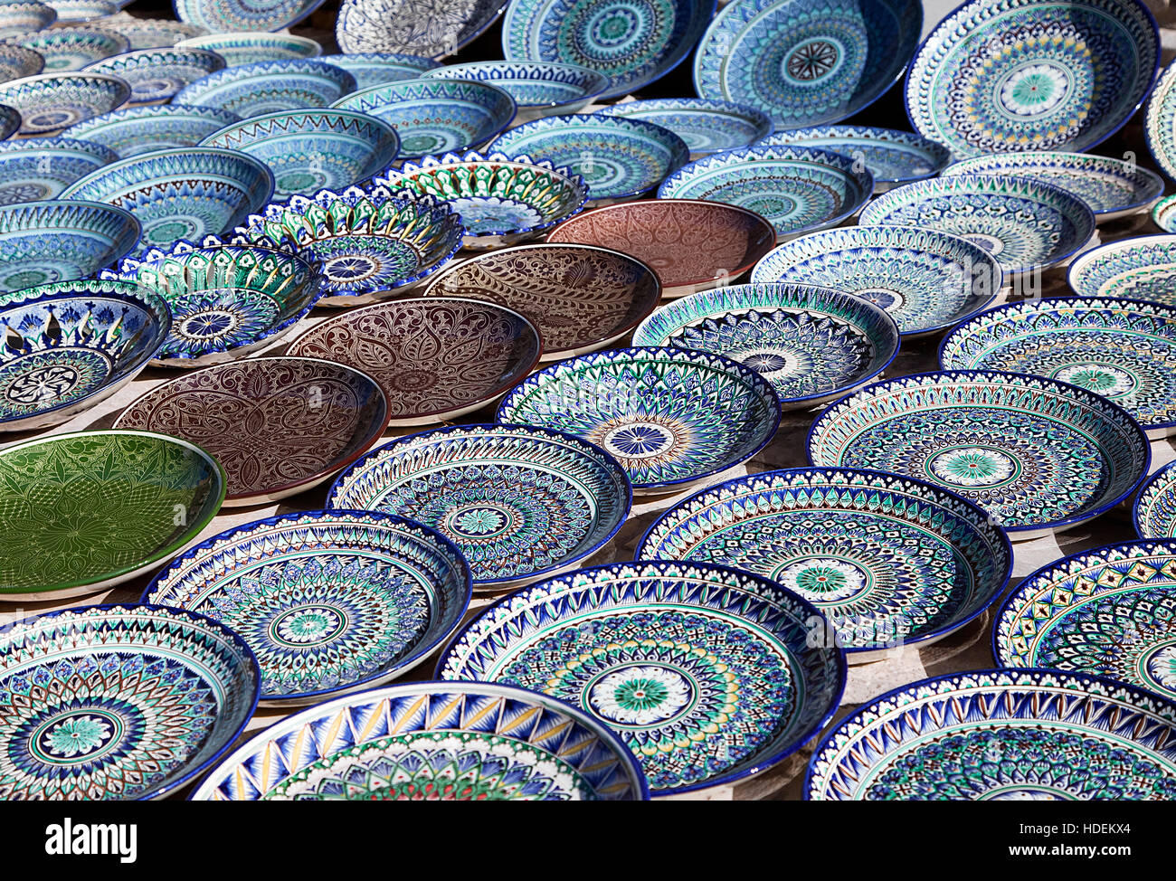 Vaisselle en céramique traditionnelle dans un marché de rue, de l'Ouzbékistan Banque D'Images