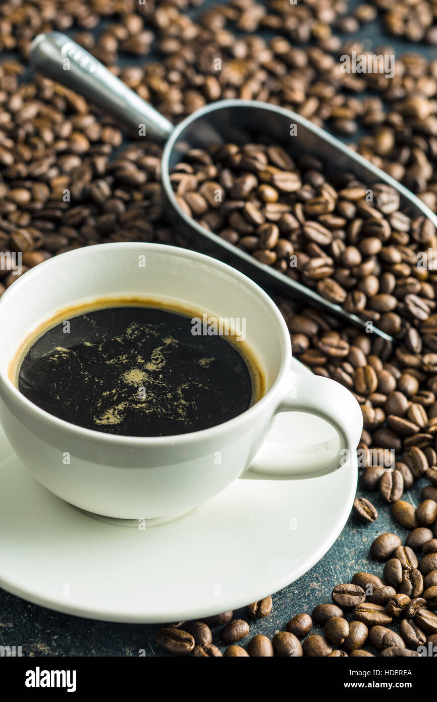 Les grains de café torréfiés et tasse de café. Banque D'Images