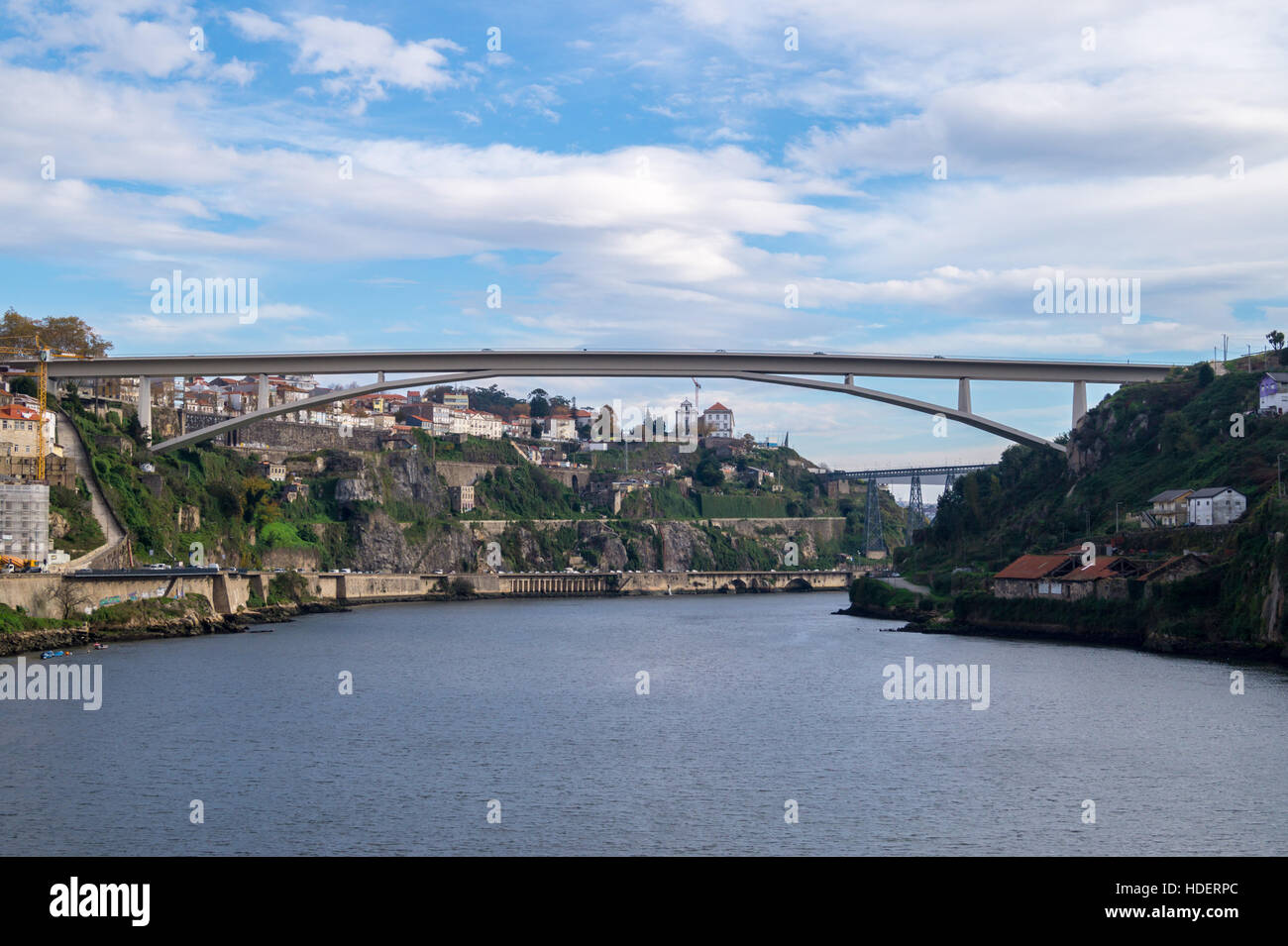 Ponte Infante Dom Henrique, 2003, pont en arc en béton, de la rivière Douro, Porto, Portugal, à la tombée de la Villa Nova de Gaia Banque D'Images