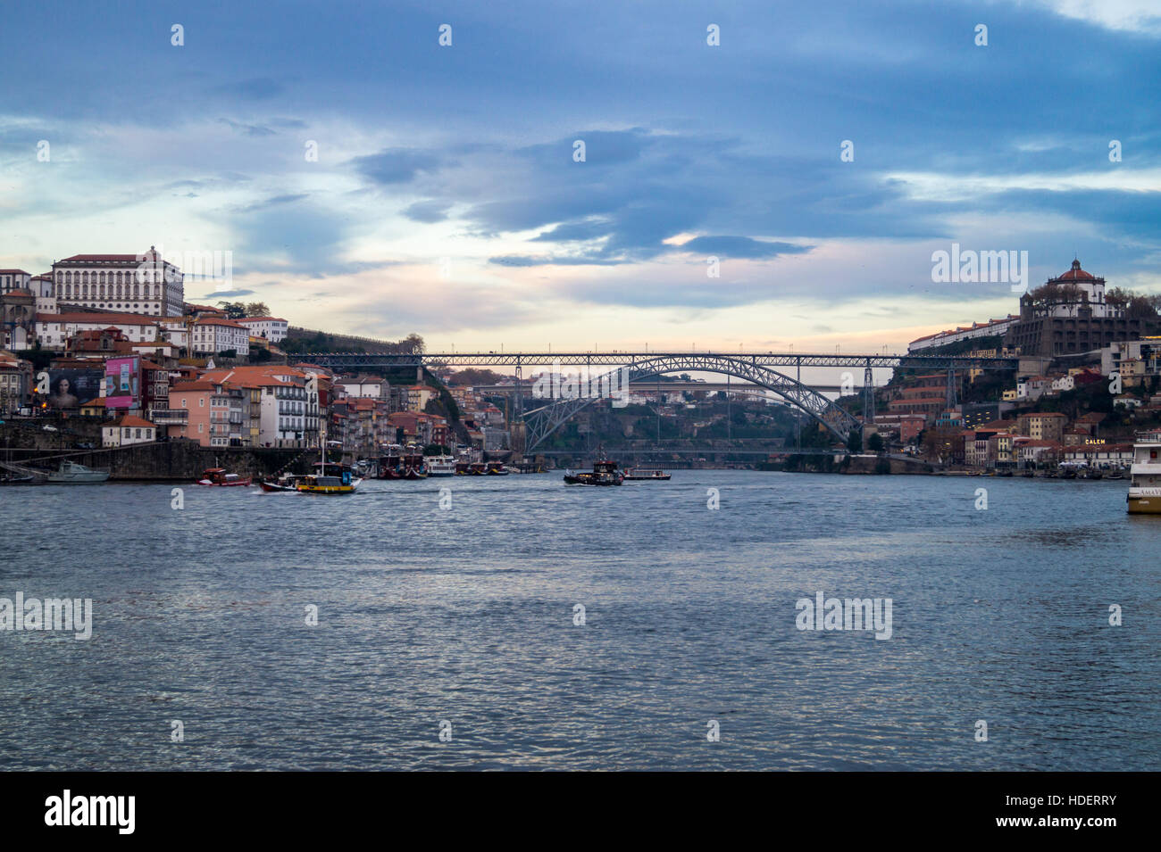 Ponte Luís 1, par Théophile Seyrig et Gustave Eiffel, 1886, Douro, Porto, Portugal, au crépuscule de Vila Nova de Gaia Banque D'Images