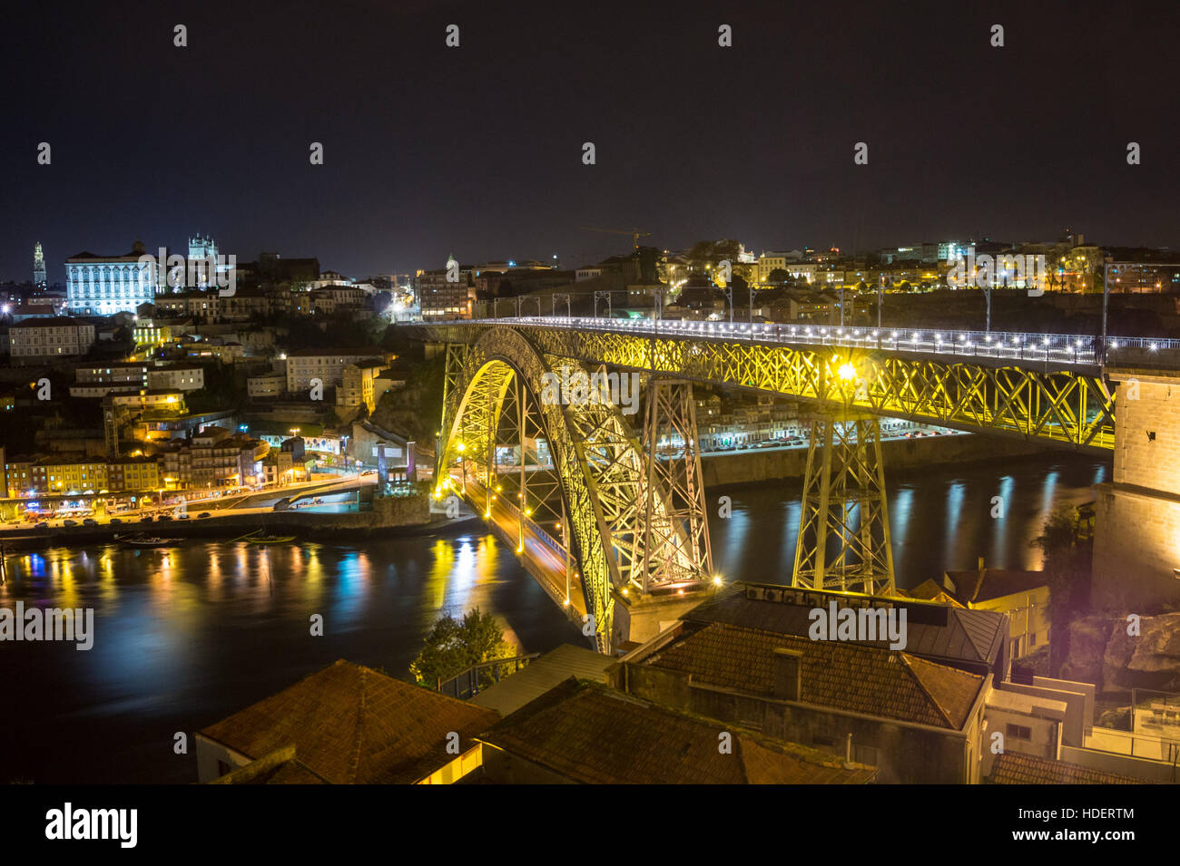 Ribeira et Ponte Luís 1, par Théophile Seyrig et Gustave Eiffel, 1886, Douro, Porto, Portugal, dans la nuit Banque D'Images