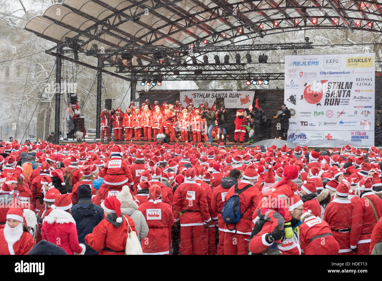 Stockholm, Suède - 11 déc 2016 : Stockholm Santa Run, une course de bienfaisance non compétitifs pour tout le monde, 2016 à Kungstradgarden Park Banque D'Images