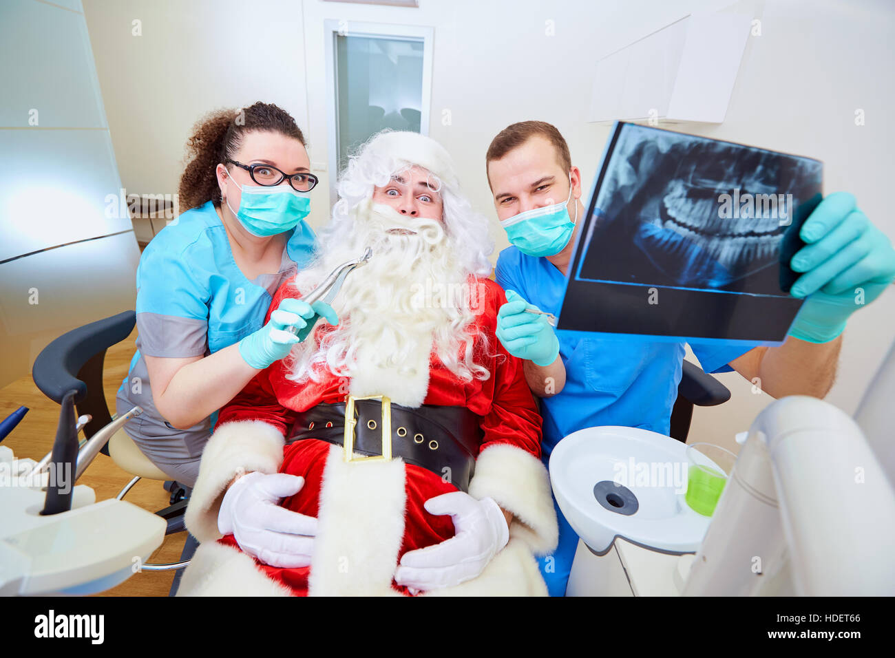 Concept drôle de Père Noël au bureau du dentiste sur Christma Banque D'Images