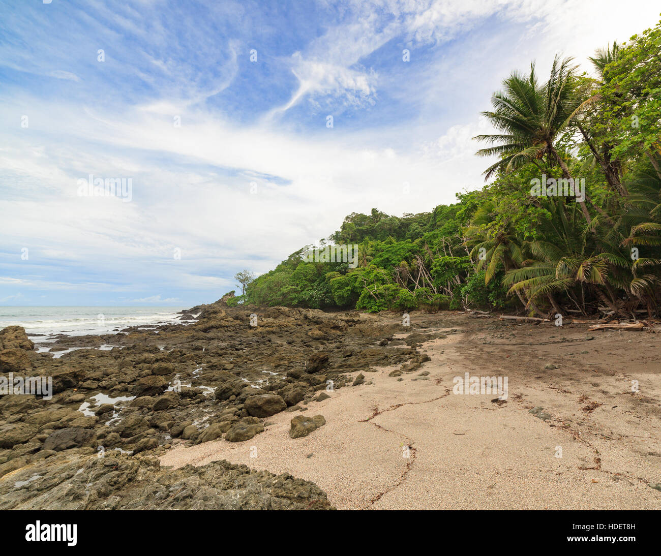 Plage de rochers et arbres Costa Rica Banque D'Images