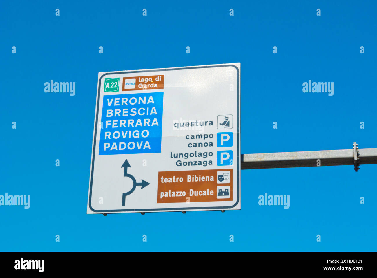 Road sign, montrant des points situés en Lombardie, Vénétie et autour, Mantoue, Lombardie, Italie Banque D'Images