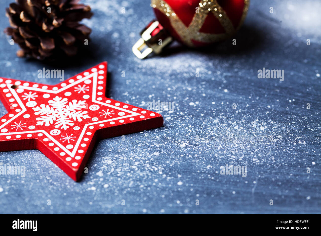 Décoration de Noël sur fond bleu neige with copy space Banque D'Images