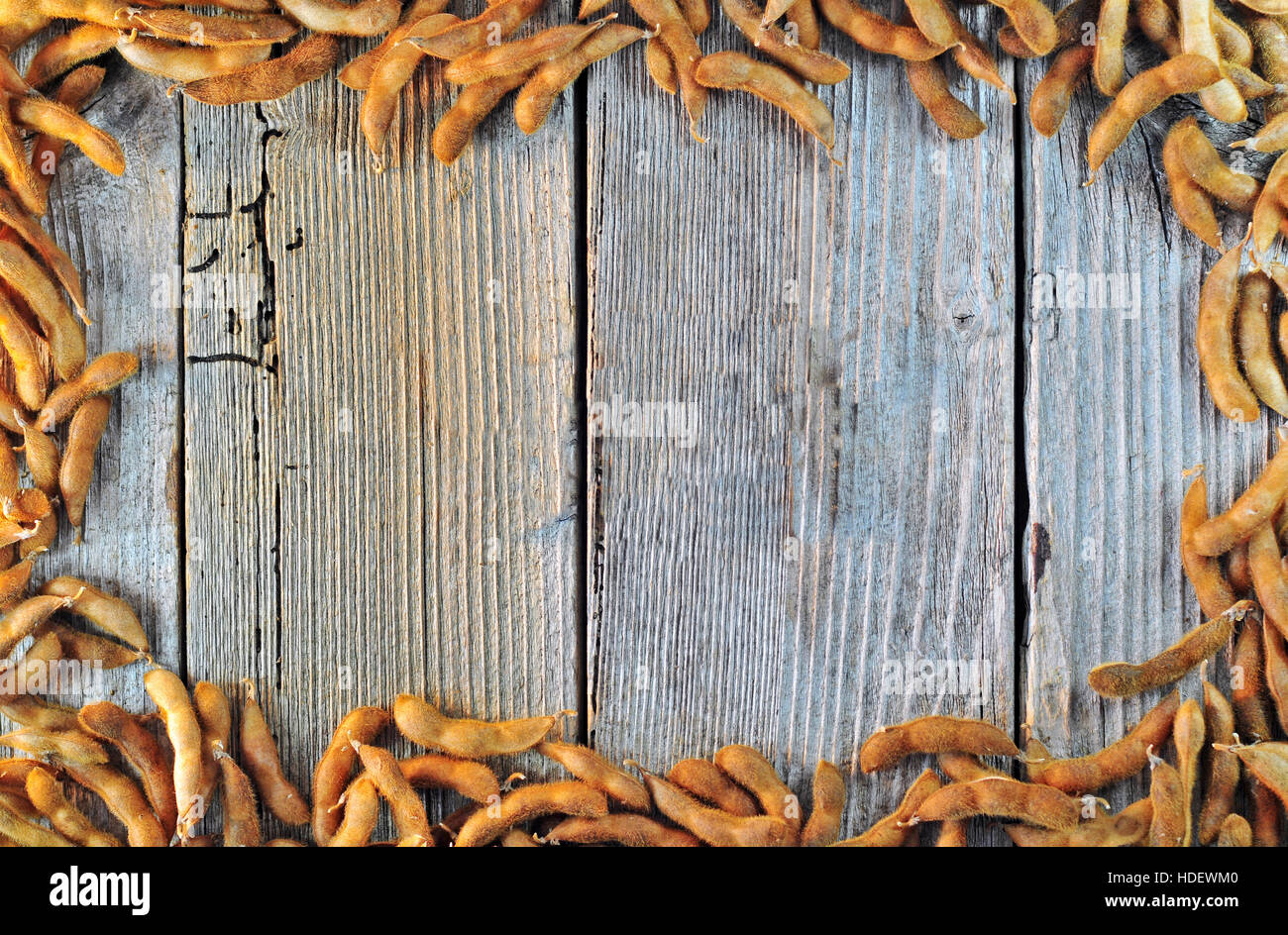 De graines de soja et de grains sur une table en bois Banque D'Images