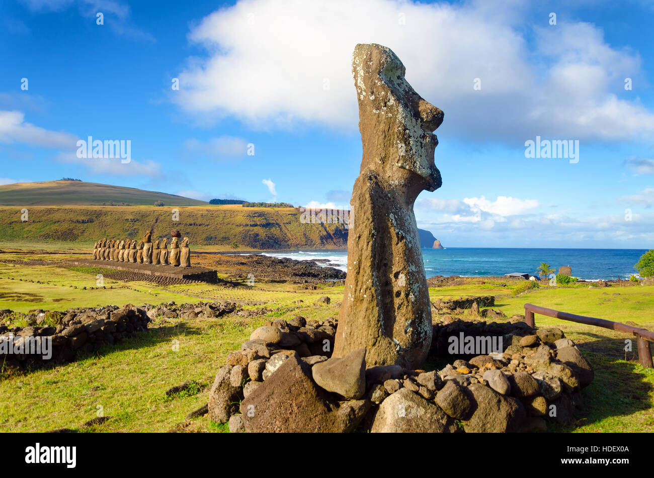 Statues moai sur l'île de Pâques à l'ahu Tongariki au Chili Banque D'Images